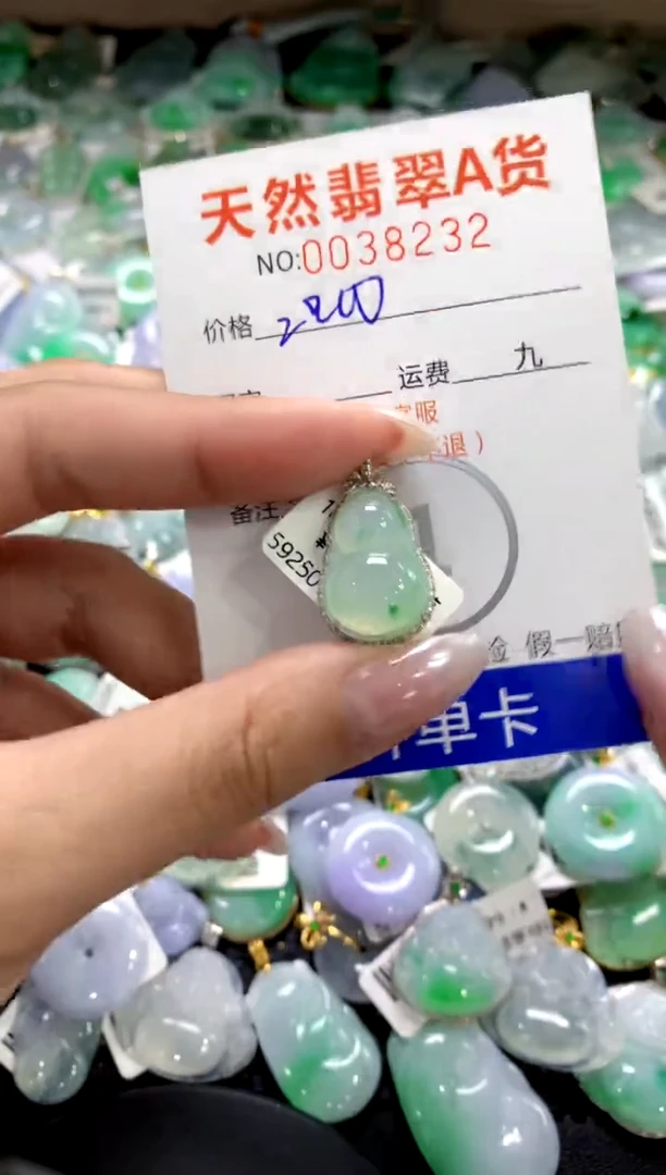 颈饰18K金镶嵌翡翠1111111111111111