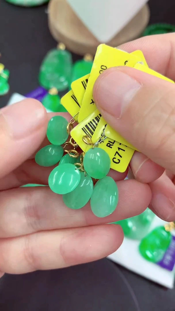 吊坠(不含链)18K金镶嵌翡翠多样性发货其中一件