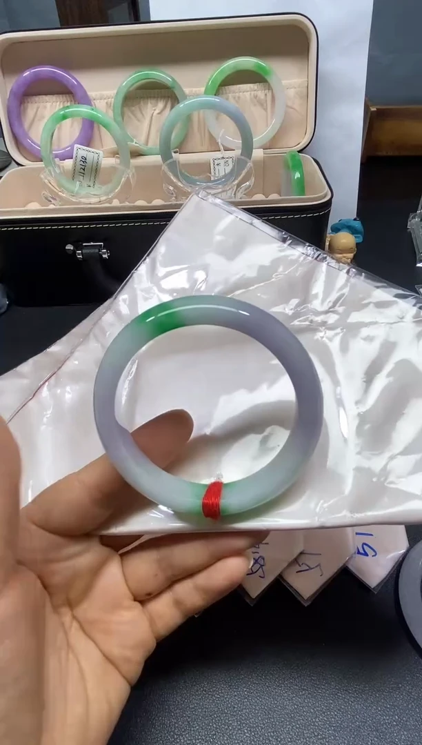 以实物为准，拍那个发那个。