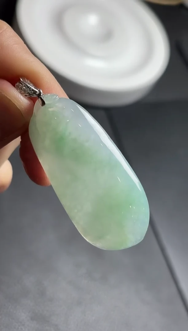 颈饰18K金镶嵌翡翠佛公