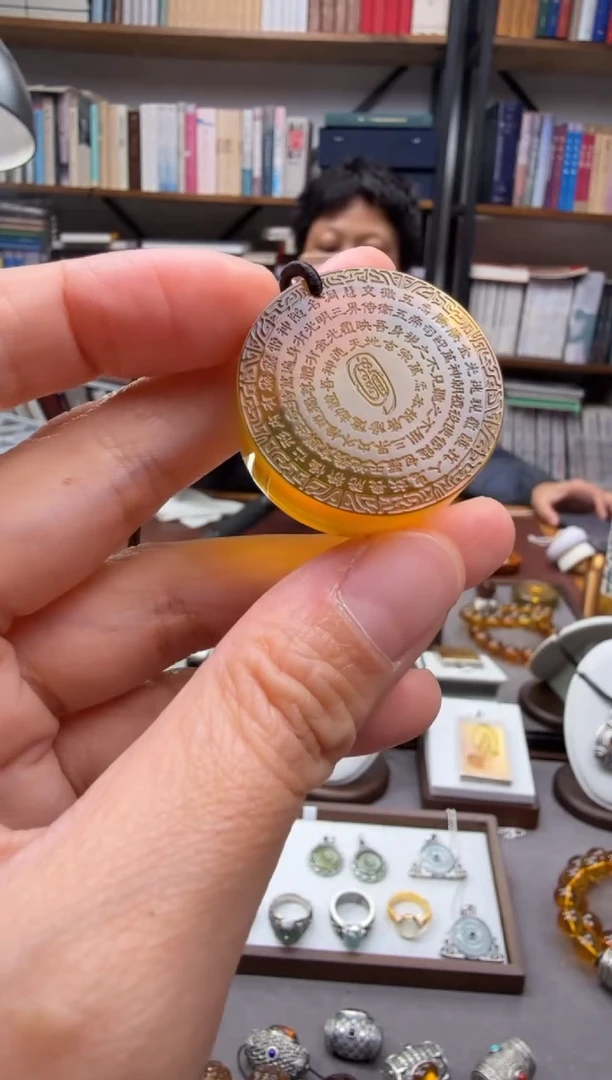 琥珀颈饰未镶嵌金光咒吊坠