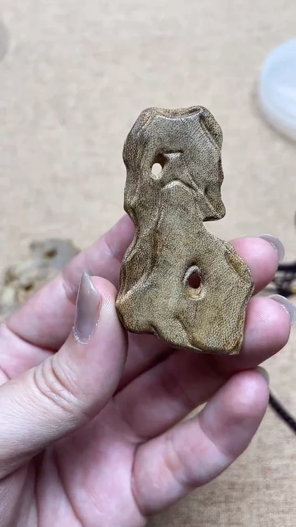 沉香吊坠菩萨棋雕刻吊坠多样性发其一