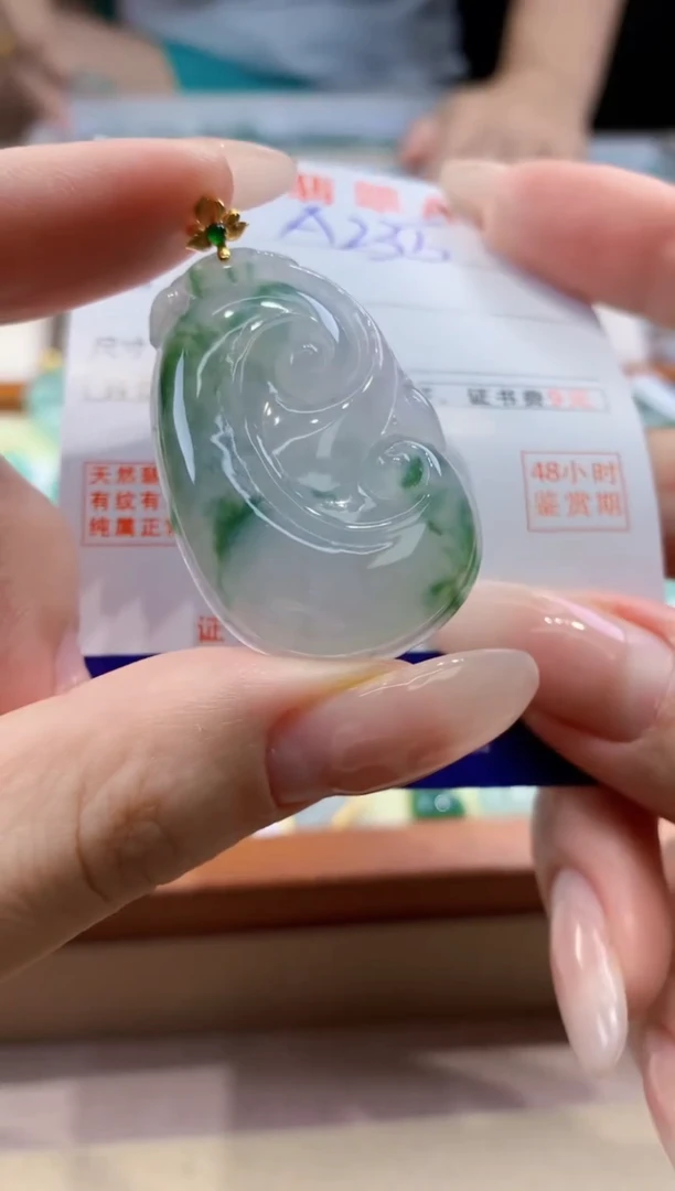 翡翠18K金镶嵌颈饰天然A货翡翠挂件