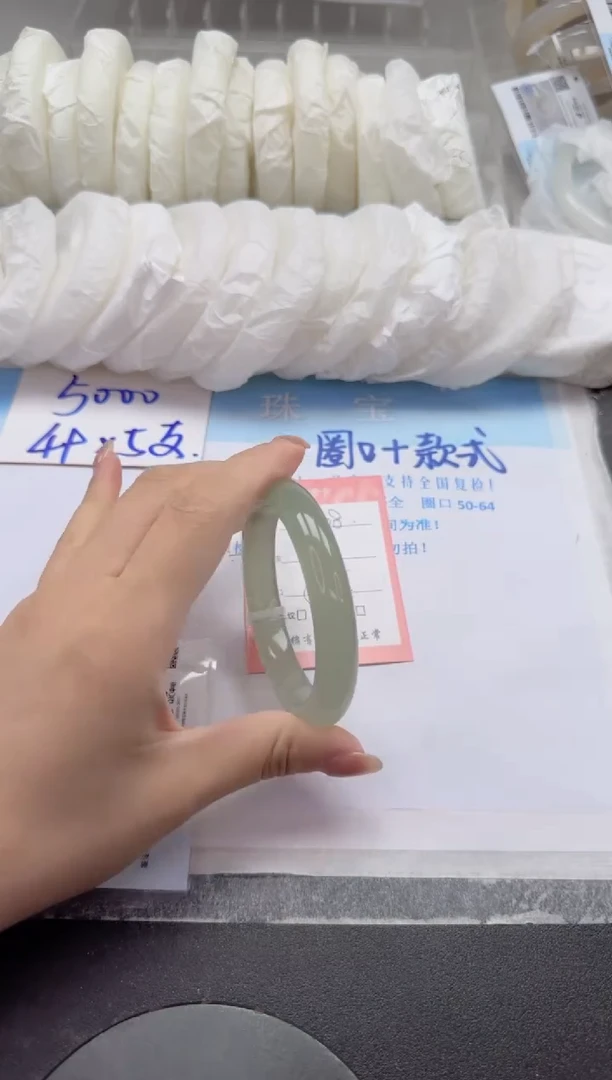 未镶嵌手镯石英质玉108-56.5