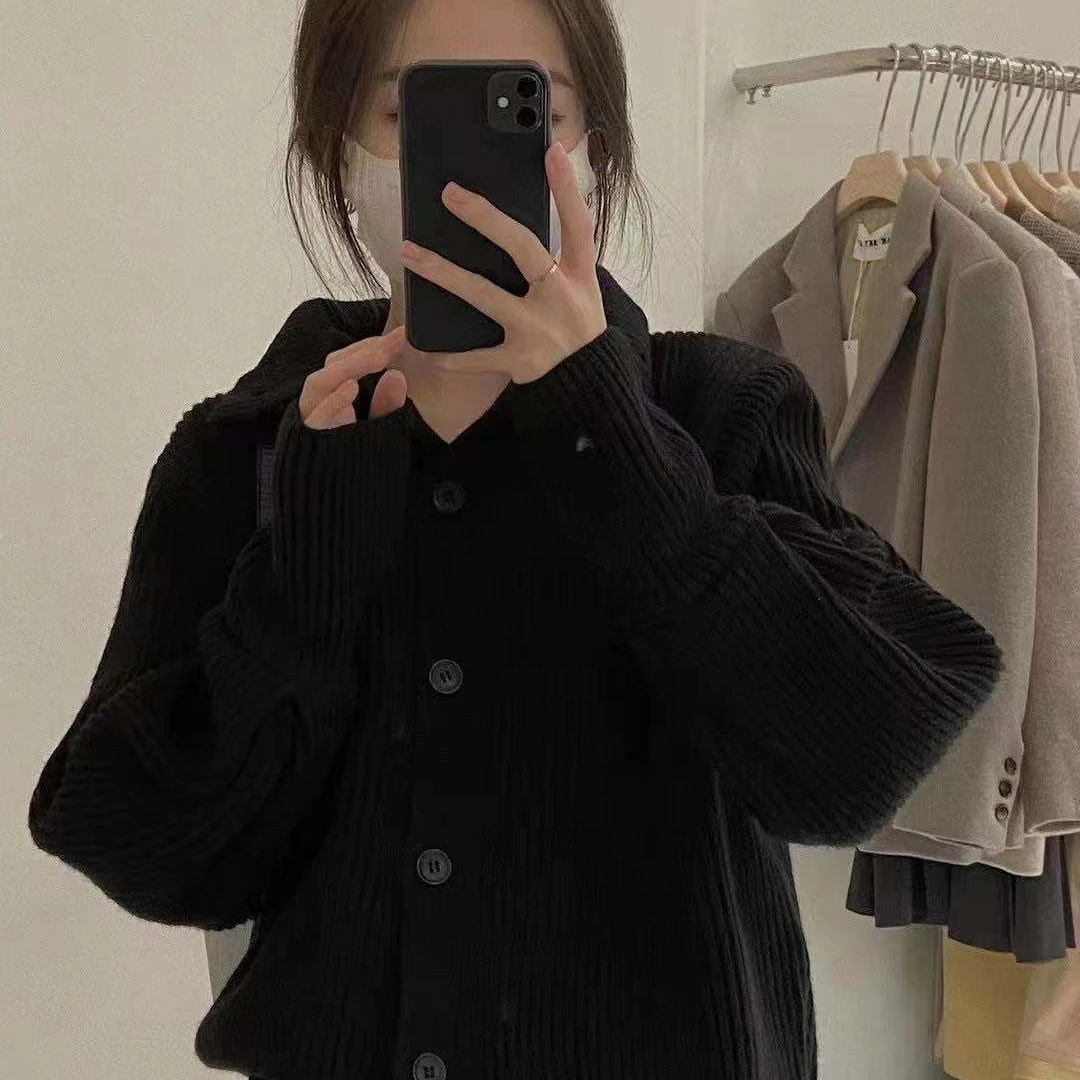 时尚翻领纽扣毛衣