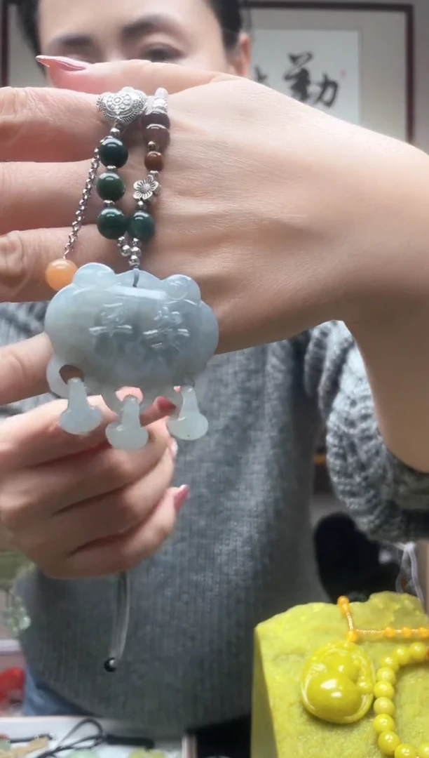 未镶嵌岫玉吊坠。