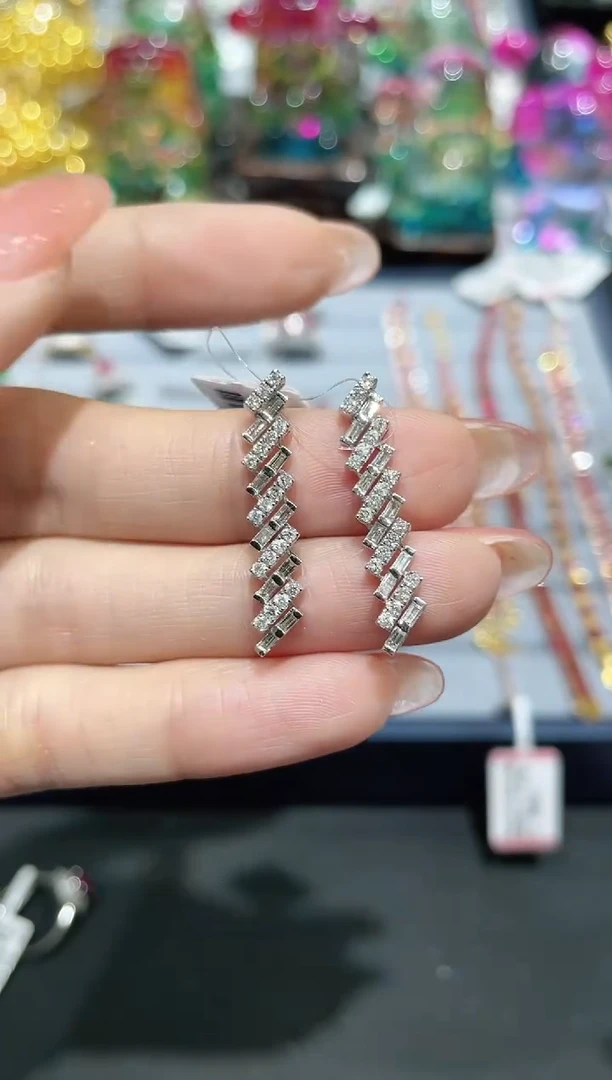 18K金镶嵌耳饰钻石耳饰