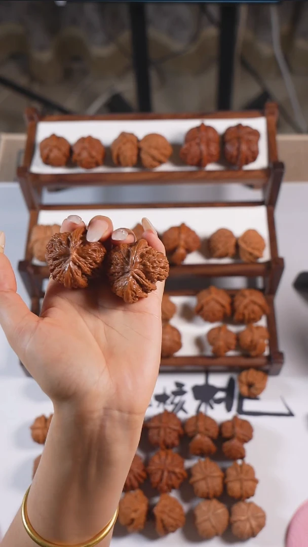 文玩核桃把件白狮子犀牛角