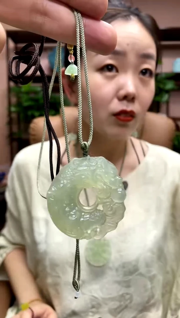 岫玉未镶嵌吊坠多样性发货发其中之一