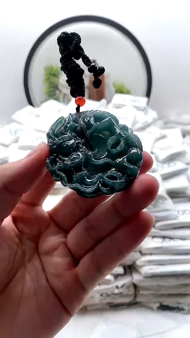 颈饰未镶嵌翡翠龙牌