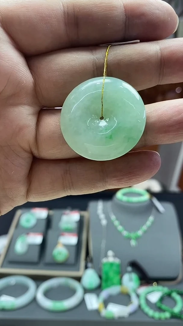 颈饰未镶嵌翡翠平安扣