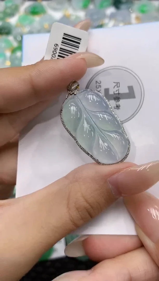 颈饰18K金镶嵌翡翠111111111111