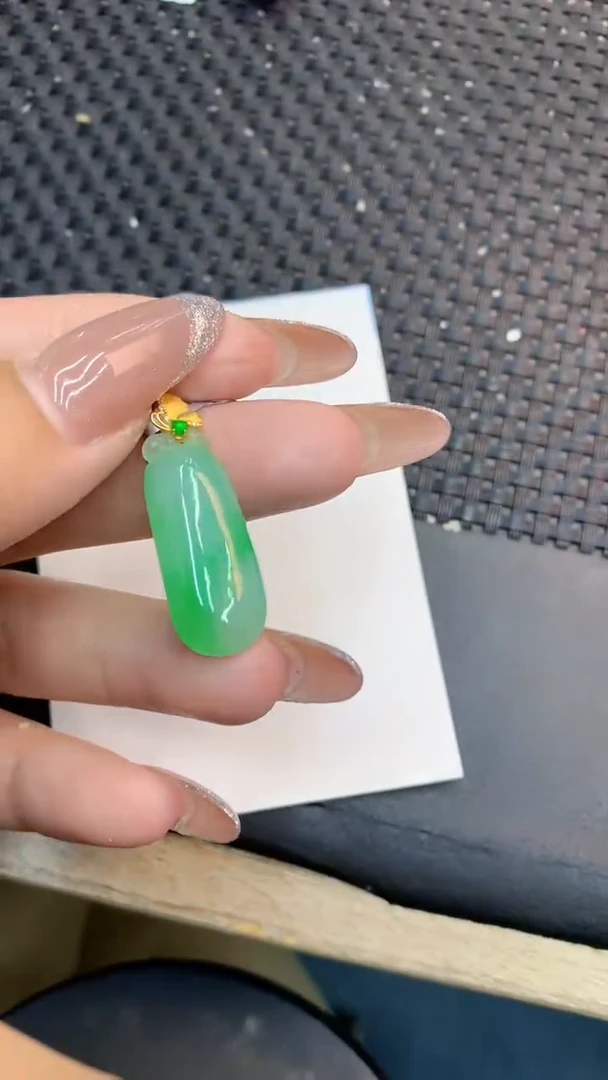 颈饰18K金镶嵌翡翠1