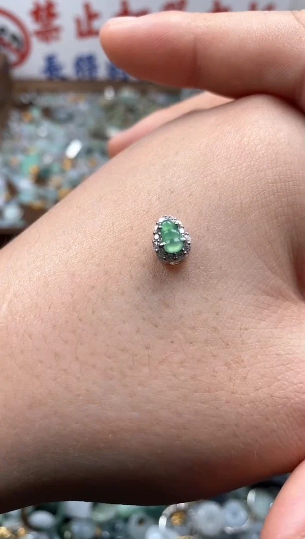 【闪购商品】翡翠颈饰未镶嵌哥哥