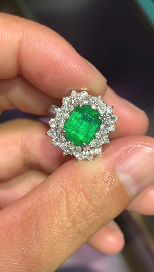 18K金镶嵌戒指祖母绿2.31CT