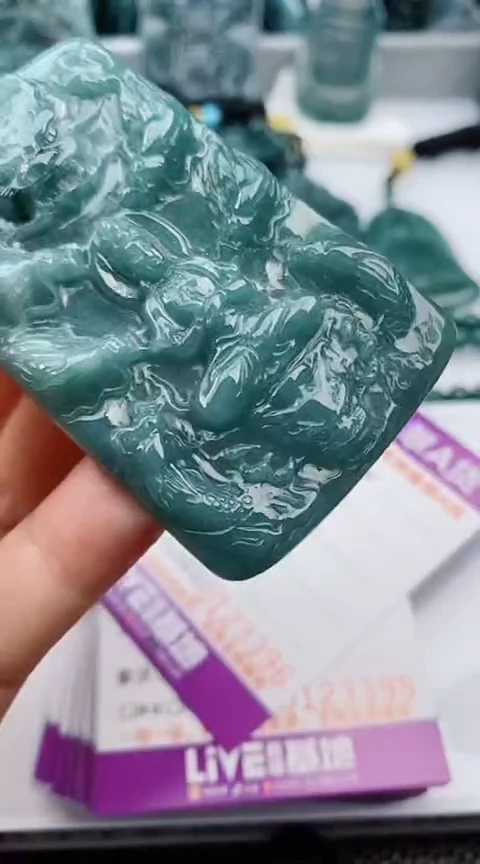 翡翠未镶嵌颈饰              