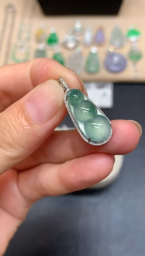 颈饰18K金镶嵌翡翠福豆【无服务费