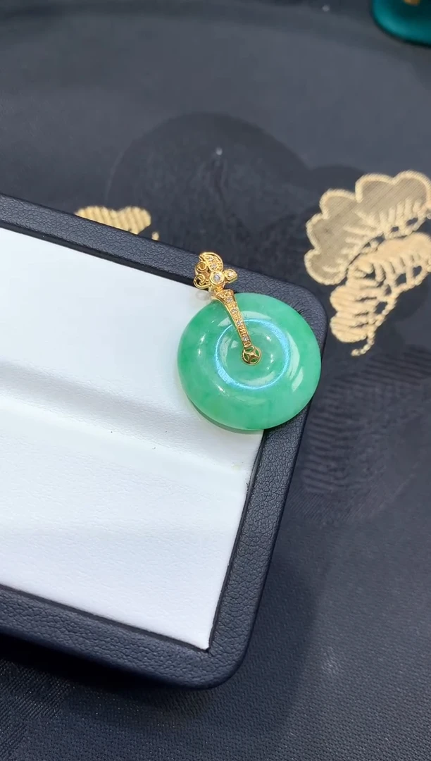 18K金镶嵌挂件翡翠扣子