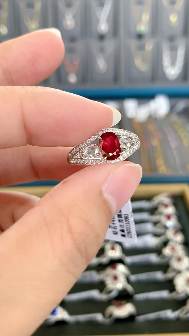 18K金镶嵌戒指红宝石1克拉