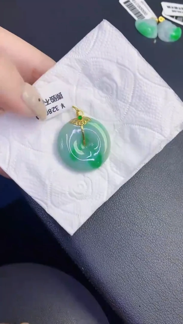 颈饰18K金镶嵌翡翠缅甸天然翡翠A货