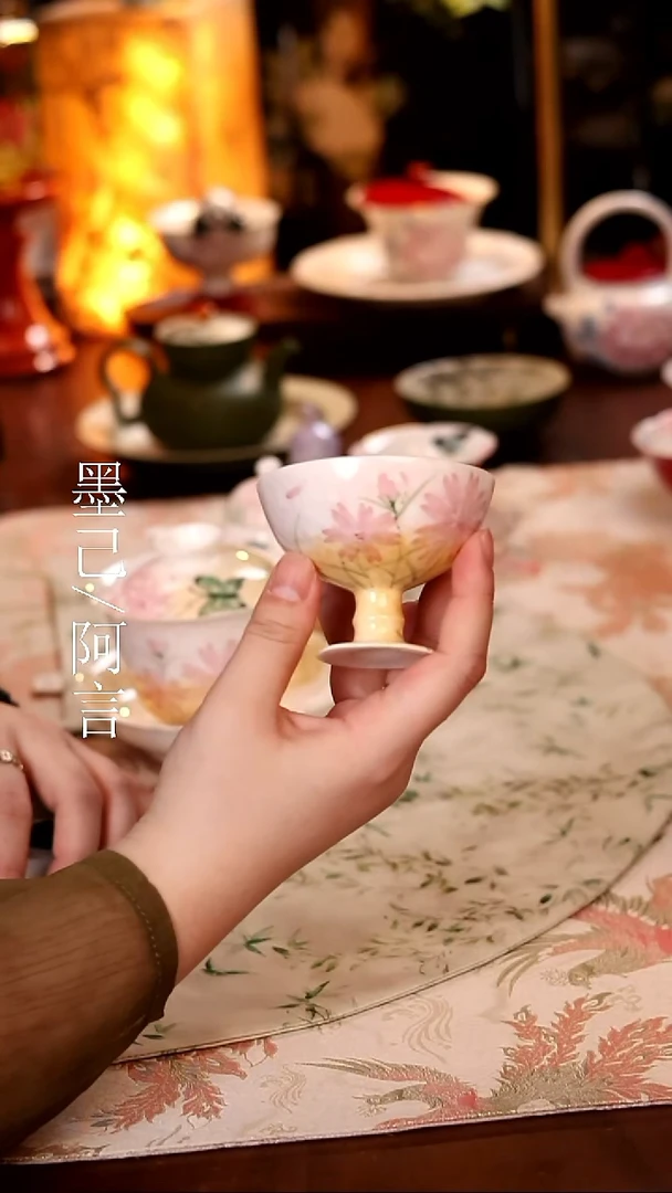 梦蝶吻粉高足杯