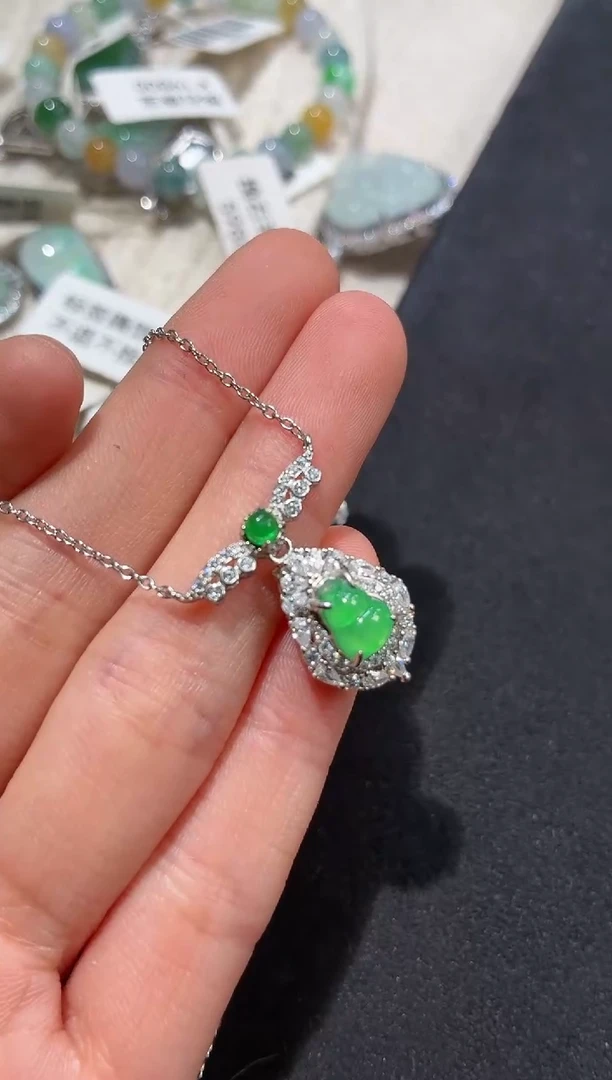 吊坠(赠链)银S925镶嵌翡翠套链