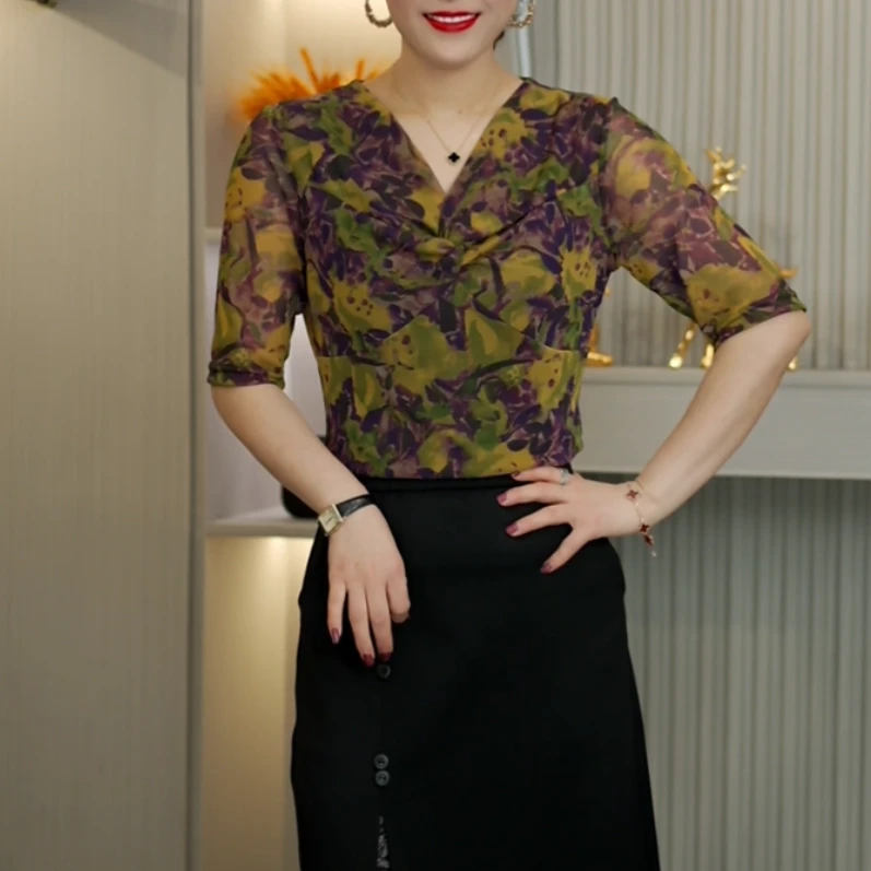 2025新款时尚气质V领复古港风上衣百搭洋气遮肉显瘦印花小衫