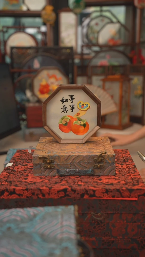 扇子苏绣双面绣八角台屏胡桃木框小号16CM
