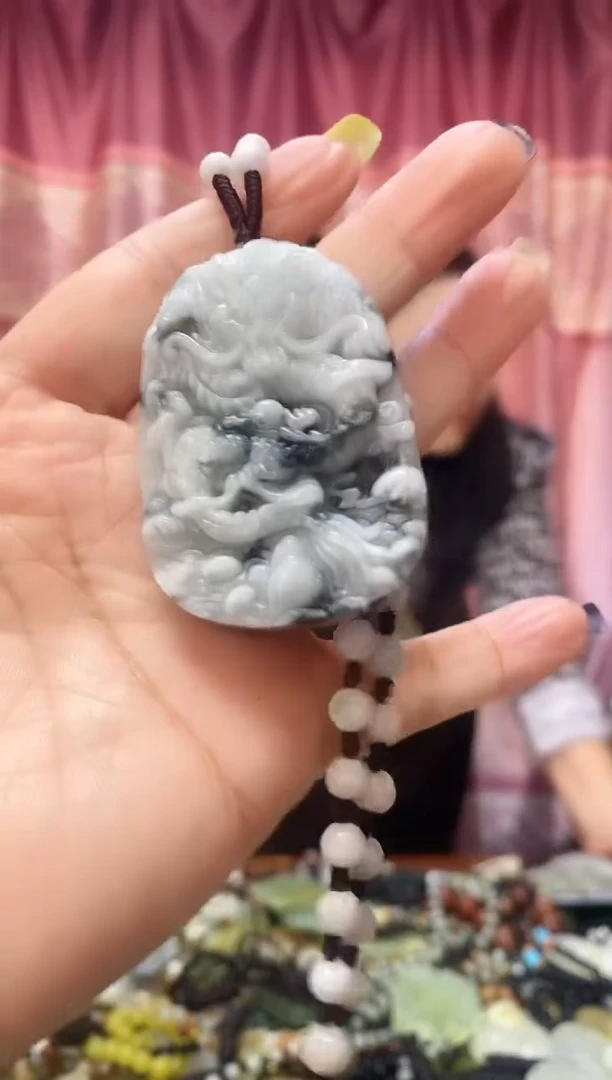 颈饰未镶嵌翡翠