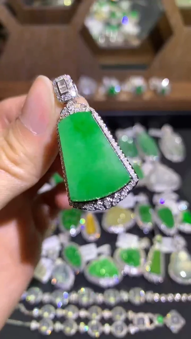 【闪购商品】翡翠吊坠(不含链)18K金镶嵌吊坠