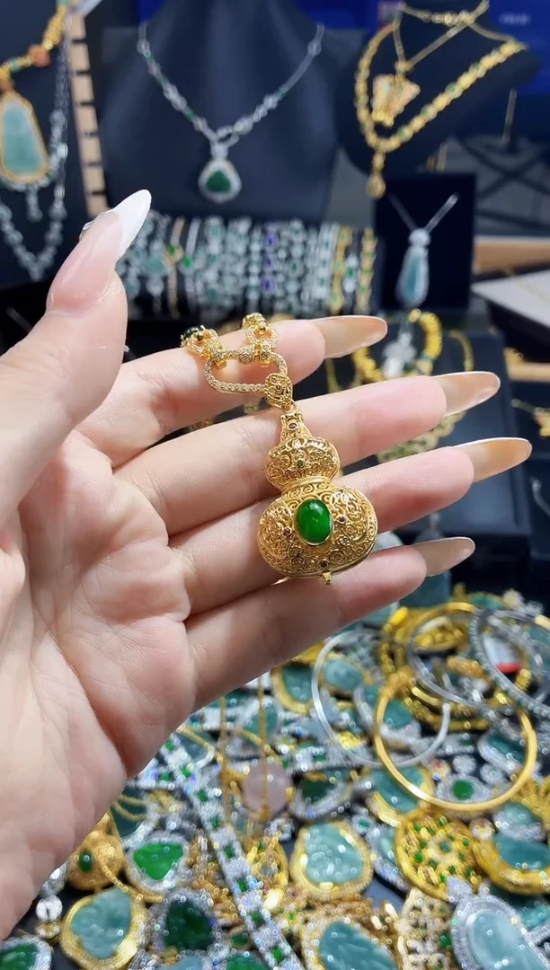 翡翠未镶嵌吊坠(不含链)天然翡翠a货 多样性发其一