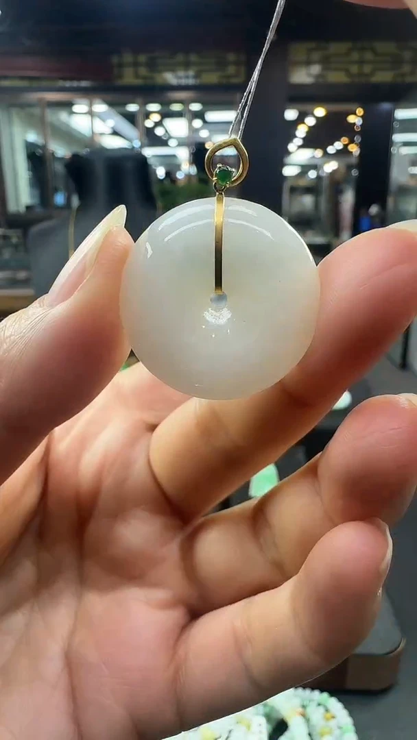 颈饰18K金镶嵌翡翠平安扣挂件