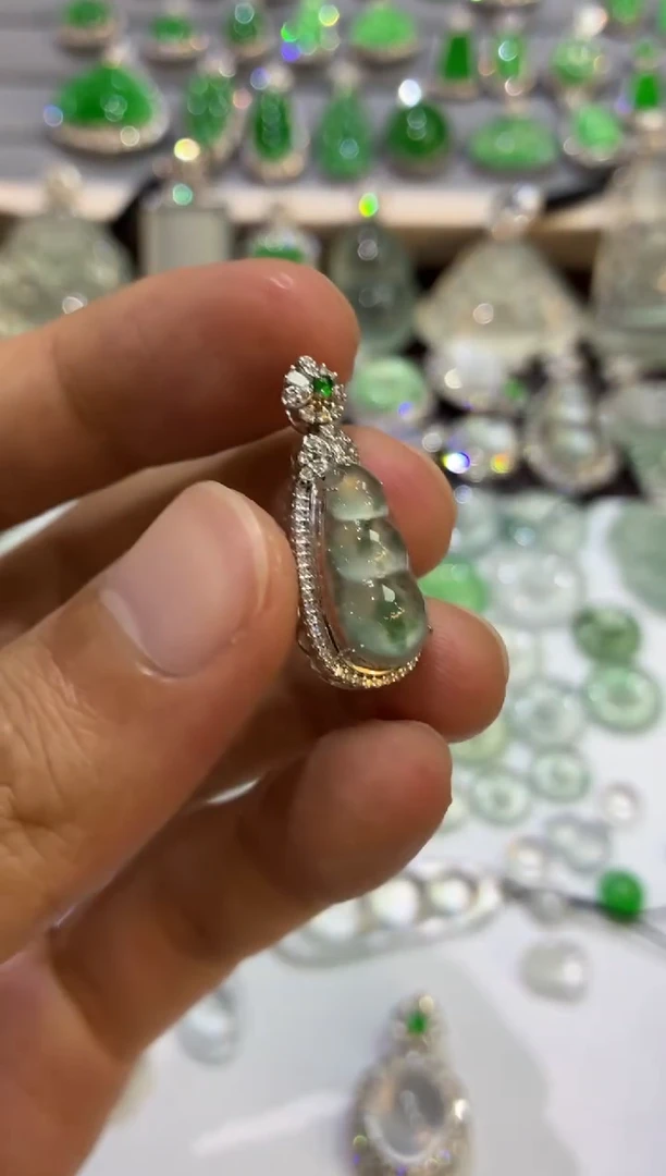 吊坠(不含链)18K金镶嵌翡翠豆子