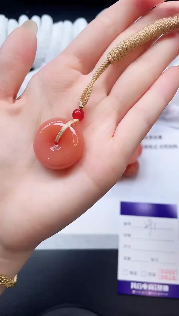 颈饰未镶嵌石英质玉桃花平安扣