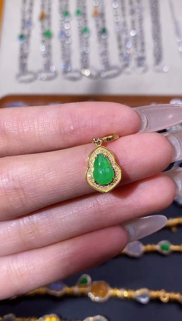 颈饰18K金镶嵌翡翠吊坠