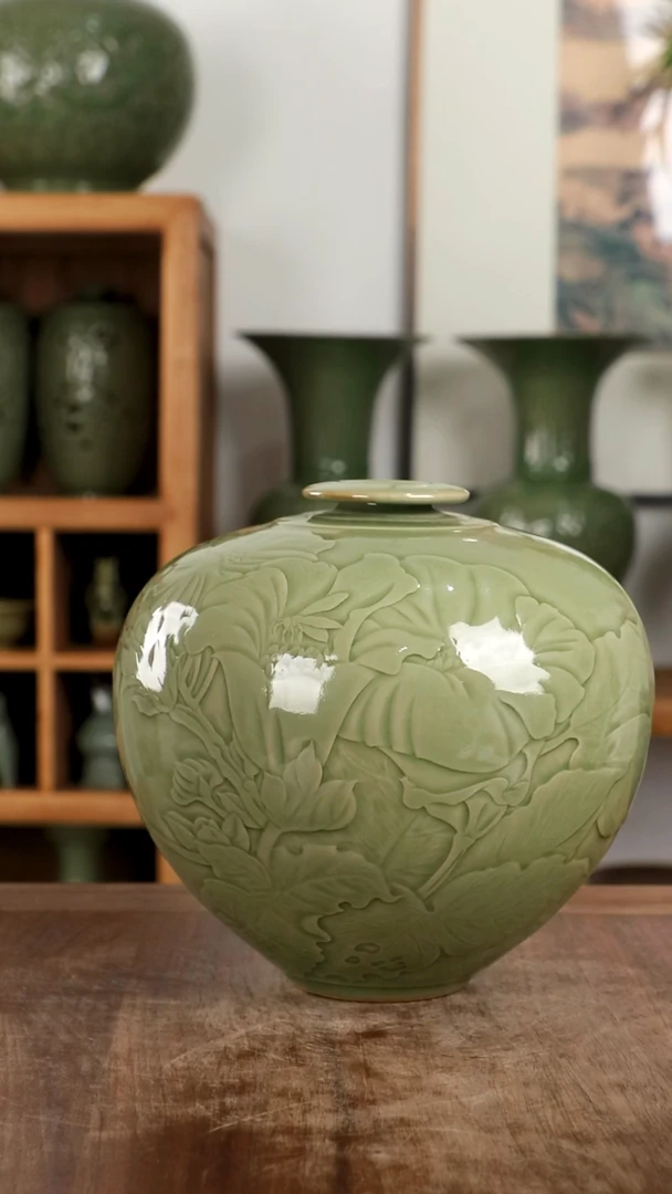 烟*干刻青釉尊式玉兰瓶