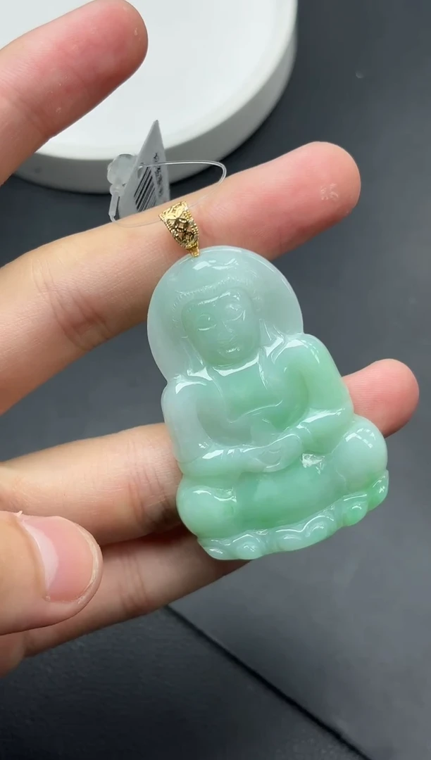 颈饰18K金镶嵌翡翠观音