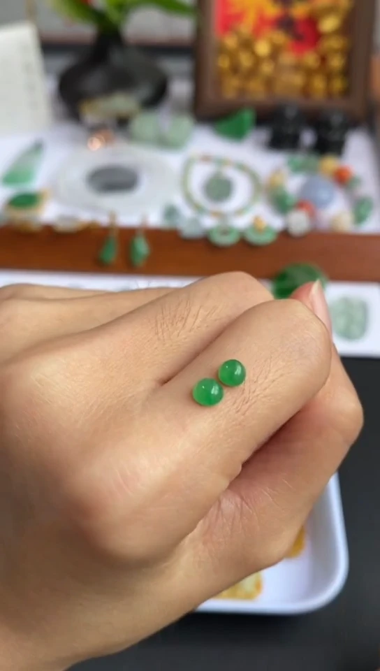 未镶嵌定制翡翠绿蛋面一对~