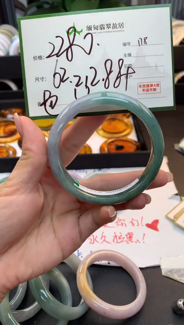 未镶嵌定制翡翠毛货需精细抛光+多人