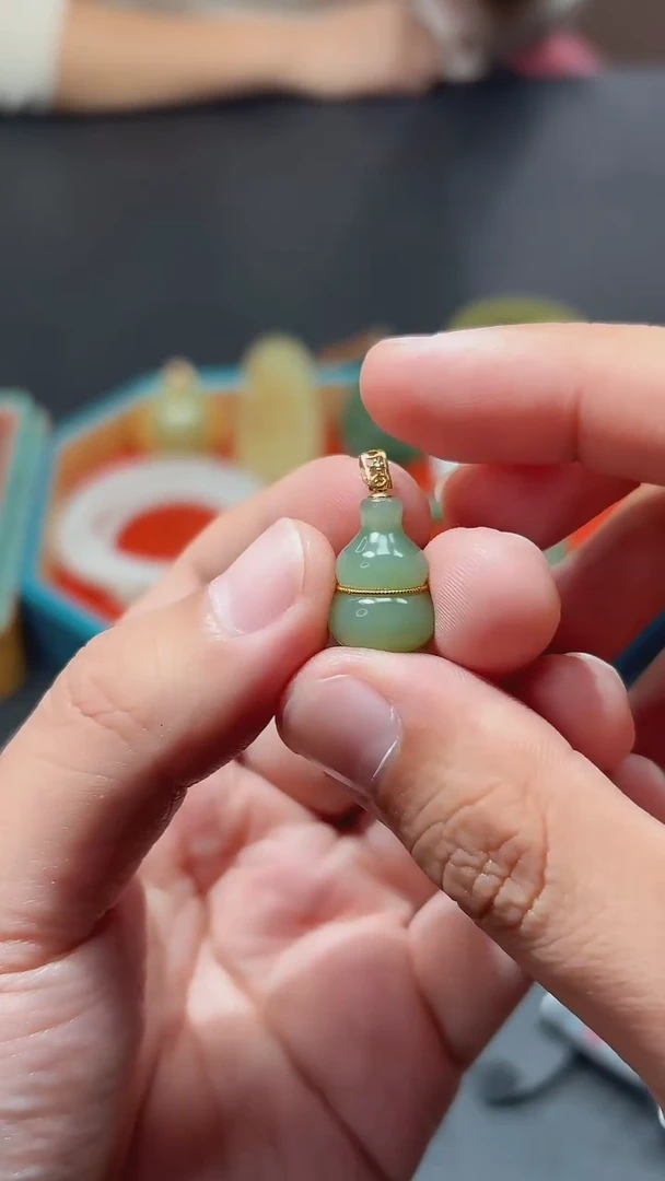 颈饰18K金镶嵌和田玉（碧玉）俄碧粉青金腰带金扣头福禄到来