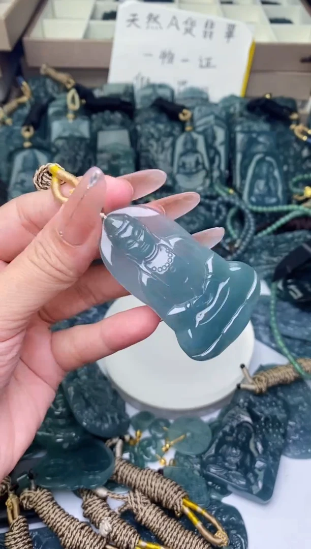 颈饰未镶嵌翡翠