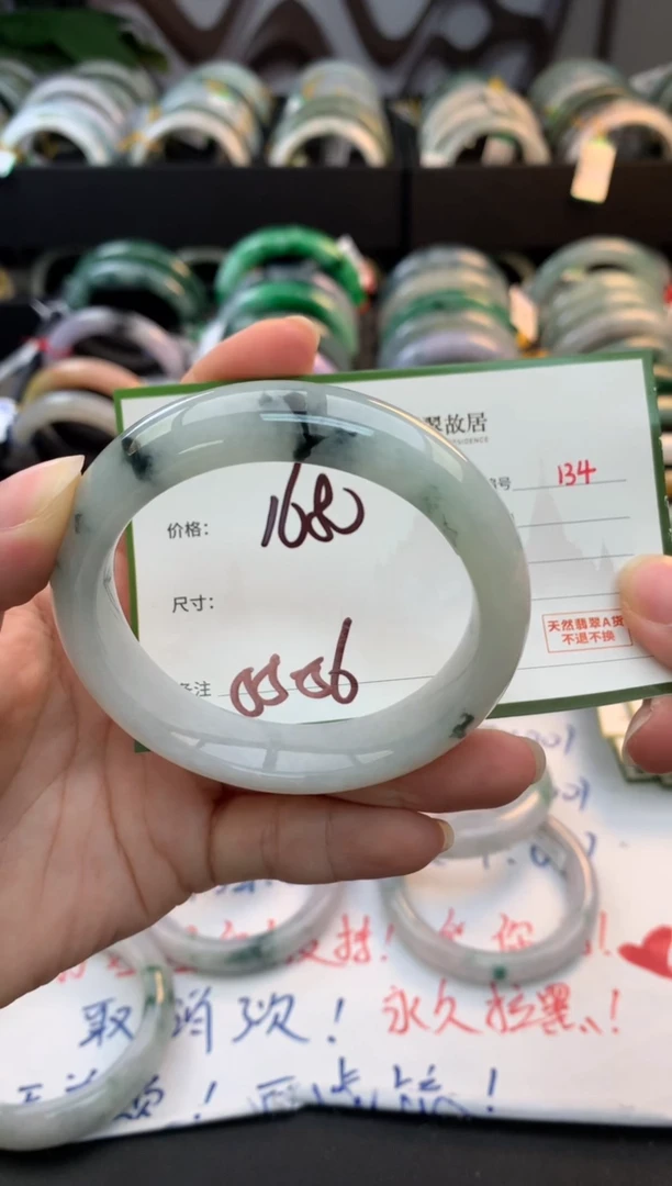 未镶嵌定制翡翠毛货需精细抛光+多人