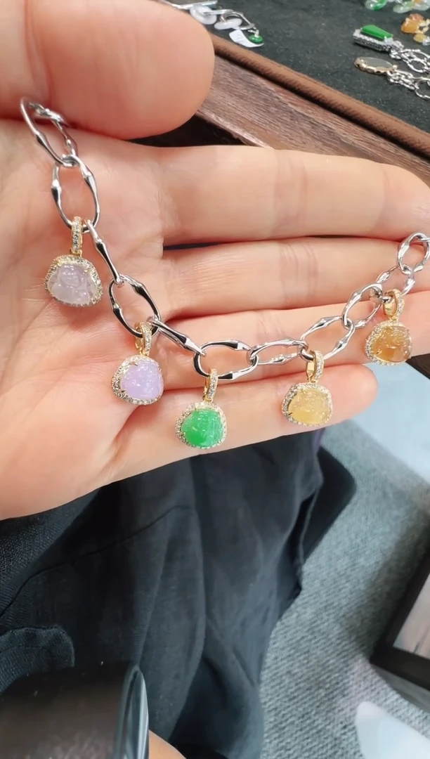 颈饰18K金镶嵌翡翠5个财神