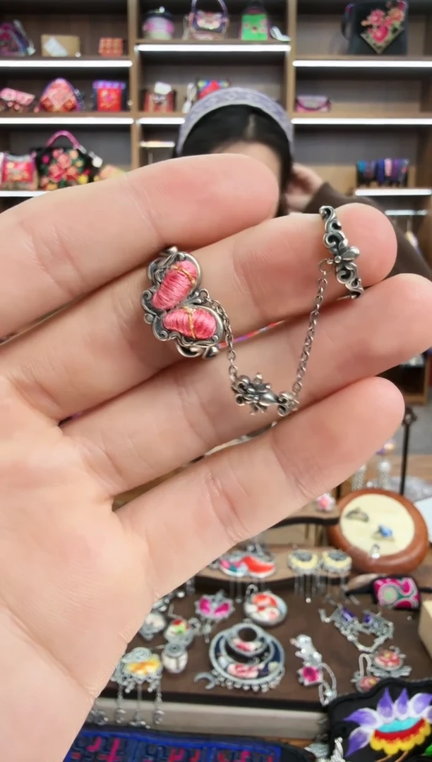 【闪购商品】织绣71蒙阿苏苗绣传承