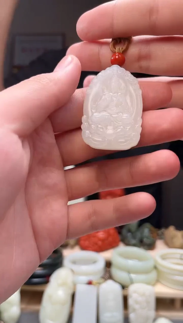 颈饰未镶嵌和田玉吊坠