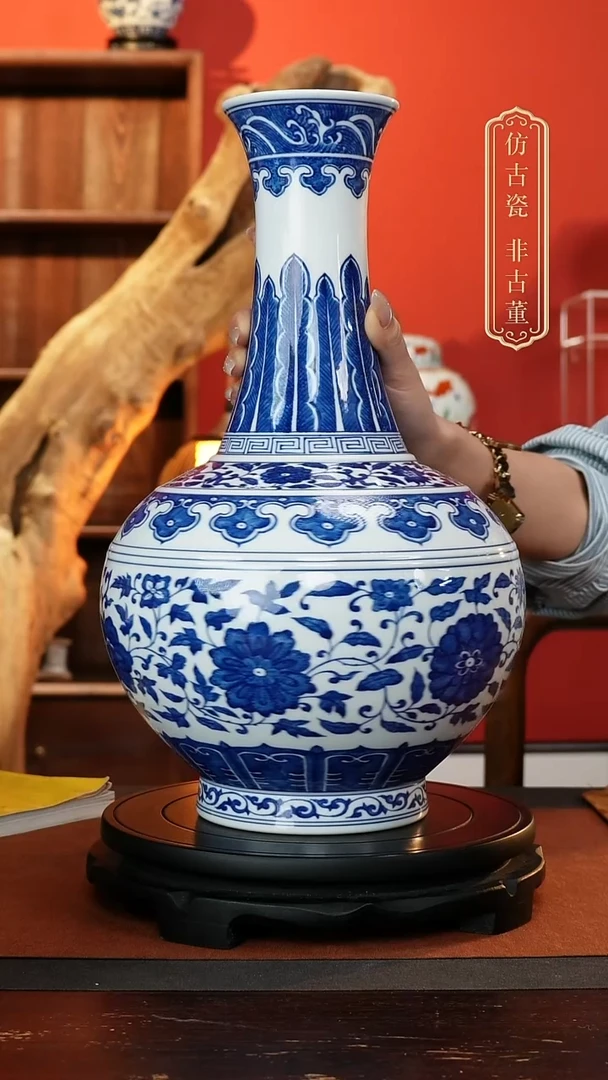 摆件青花缠枝连纹赏瓶