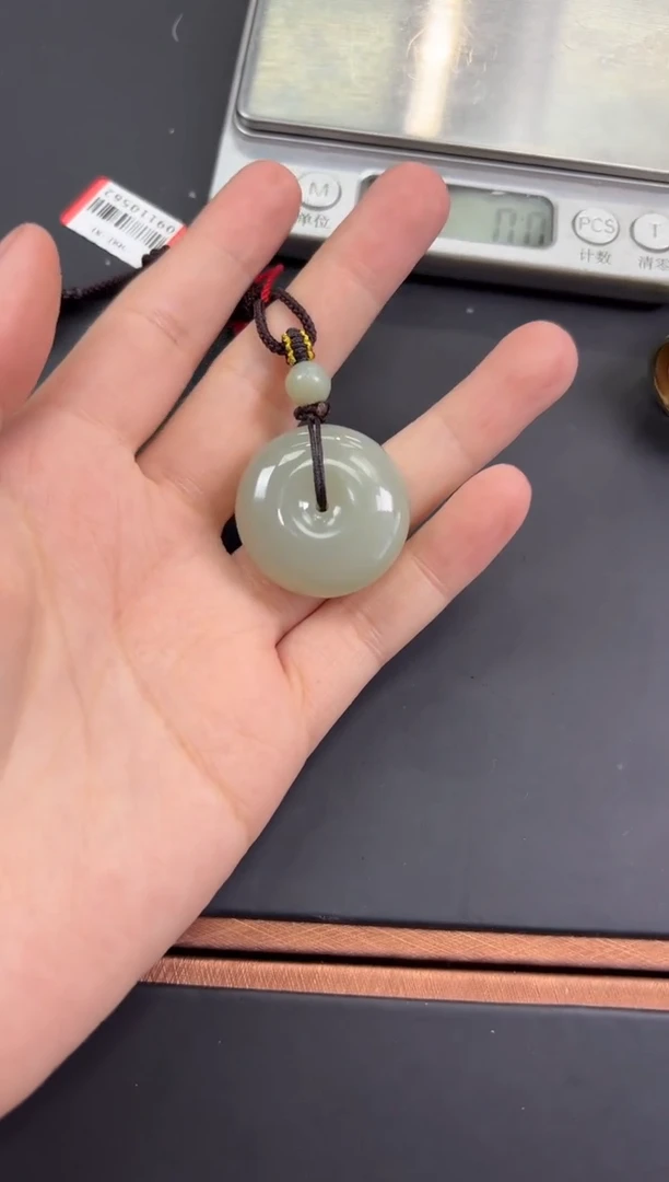 【闪购商品】和田玉吊坠(赠链)未镶嵌且末微色差近矿吊坠