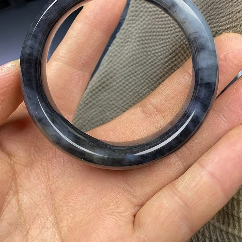 天然和田玉籽 料青花黑白分明宽条时尚款手镯