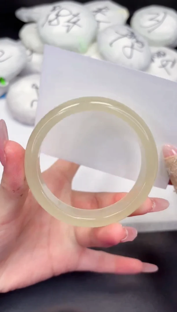 【闪购商品】石英质玉手镯未镶嵌381-58.4