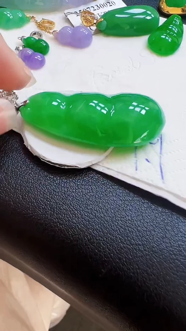 颈饰18K金镶嵌翡翠豆